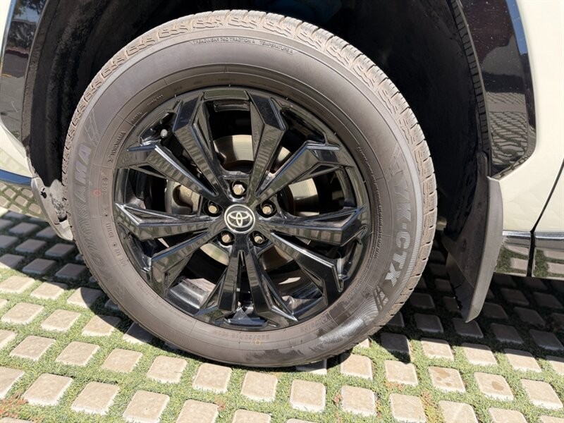 Toyota RAV4 Vehicle Full-screen Gallery Image 19