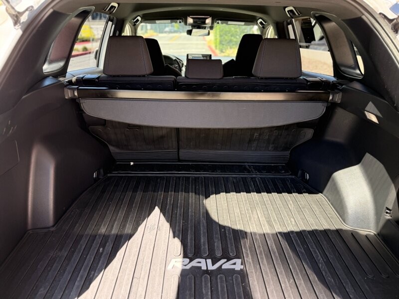 Toyota RAV4 Vehicle Full-screen Gallery Image 20