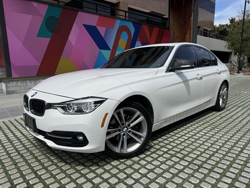 BMW 3 Series Vehicle Full-screen Gallery Image 01