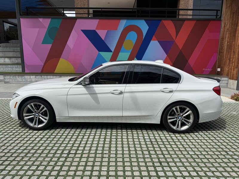 BMW 3 Series Vehicle Full-screen Gallery Image 02