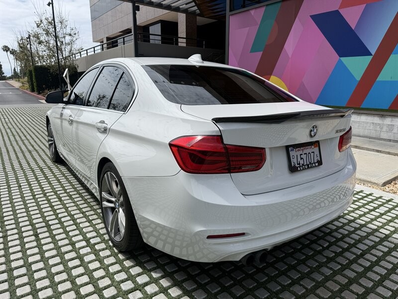 BMW 3 Series Vehicle Full-screen Gallery Image 03