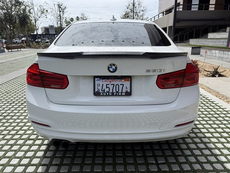 BMW 3 Series Vehicle Full-screen Gallery Image 04