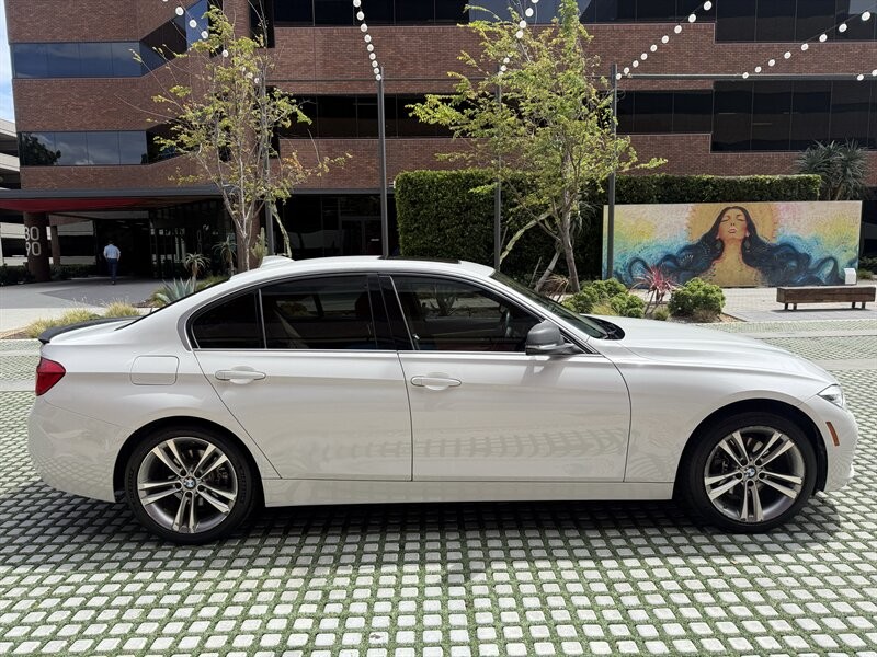 BMW 3 Series Vehicle Full-screen Gallery Image 05