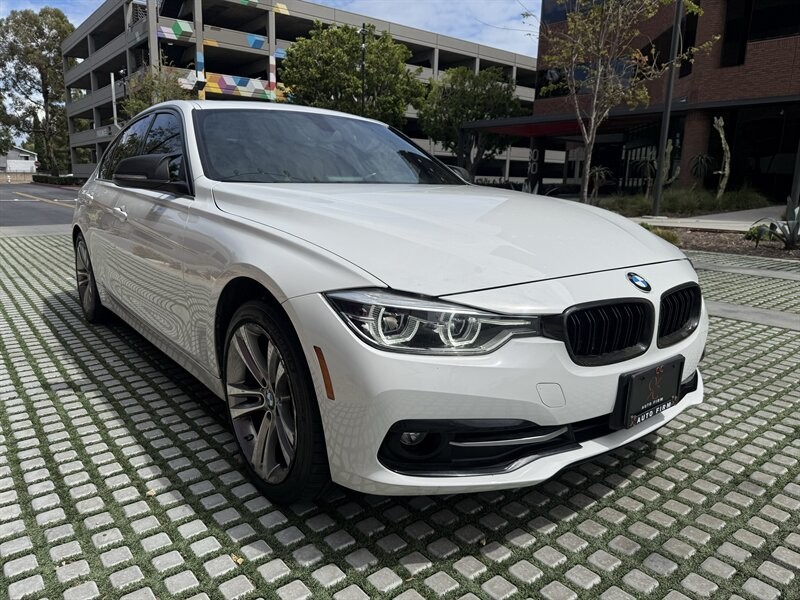 BMW 3 Series Vehicle Full-screen Gallery Image 06