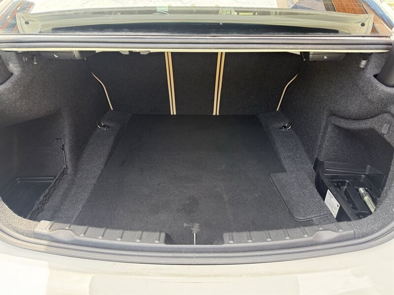 BMW 3 Series Vehicle Full-screen Gallery Image 07