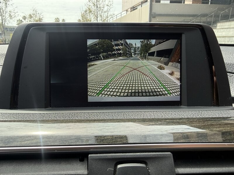 BMW 3 Series Vehicle Full-screen Gallery Image 08