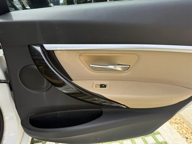 BMW 3 Series Vehicle Full-screen Gallery Image 09