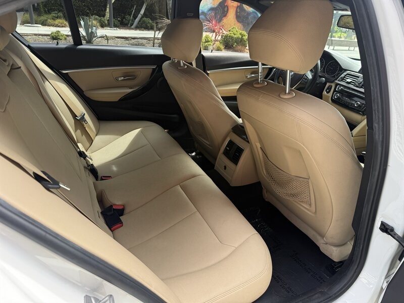 BMW 3 Series Vehicle Full-screen Gallery Image 10