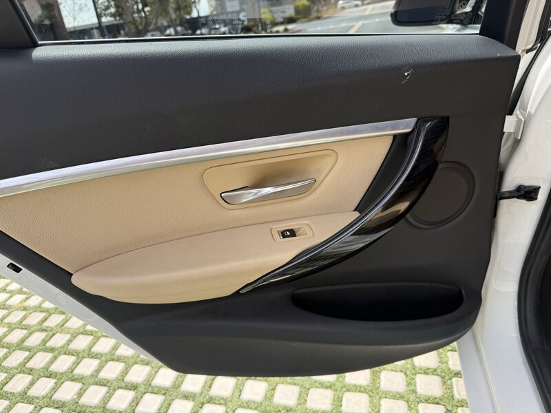 BMW 3 Series Vehicle Full-screen Gallery Image 11