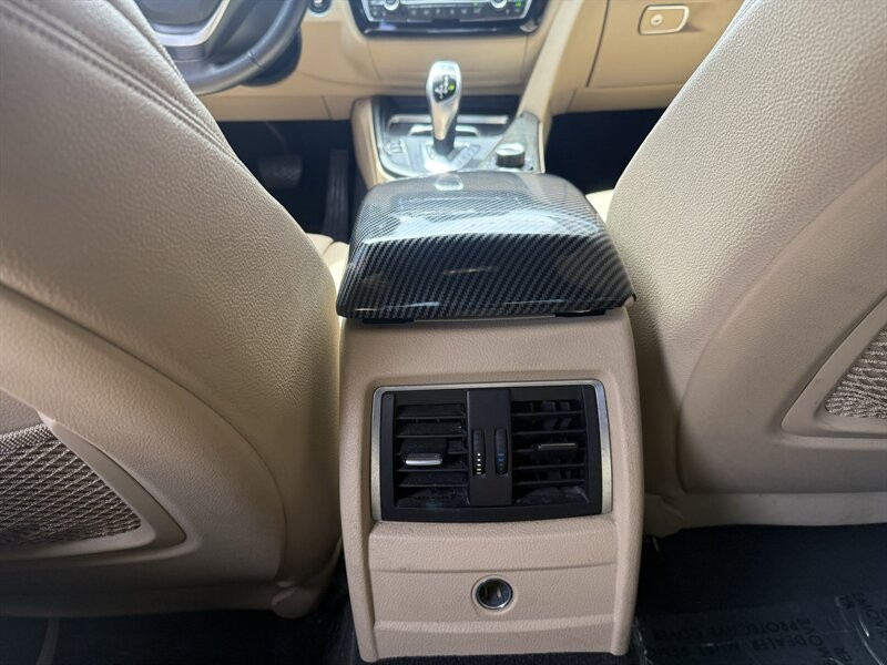BMW 3 Series Vehicle Full-screen Gallery Image 12