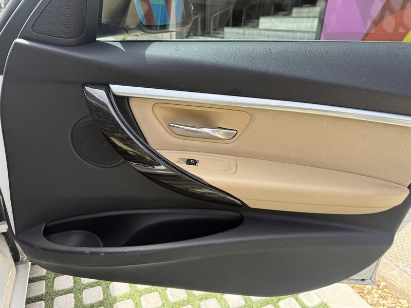 BMW 3 Series Vehicle Full-screen Gallery Image 13