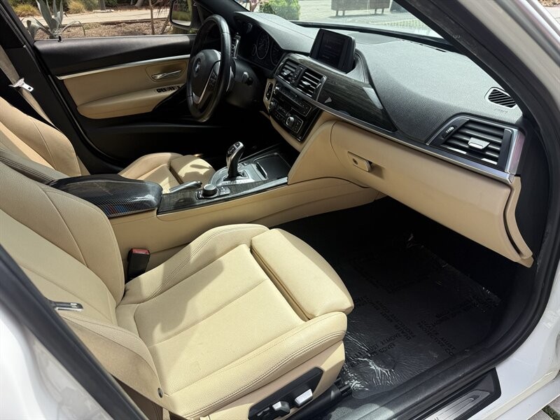BMW 3 Series Vehicle Full-screen Gallery Image 14