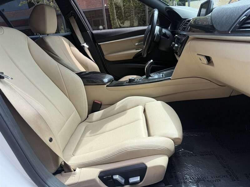 BMW 3 Series Vehicle Full-screen Gallery Image 15
