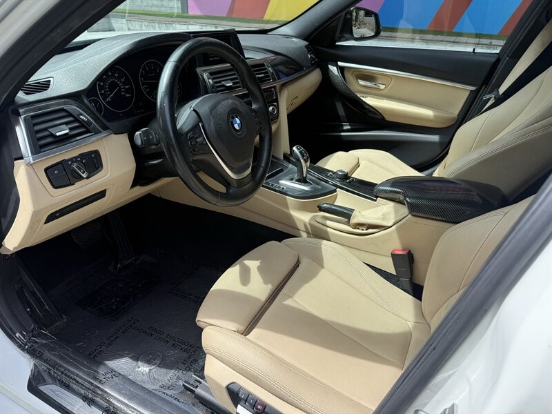 BMW 3 Series Vehicle Full-screen Gallery Image 18