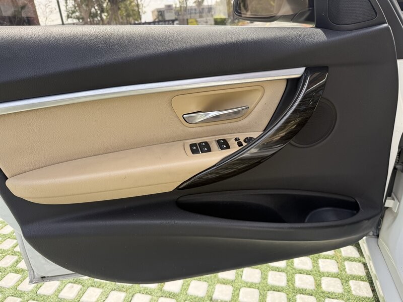 BMW 3 Series Vehicle Full-screen Gallery Image 19