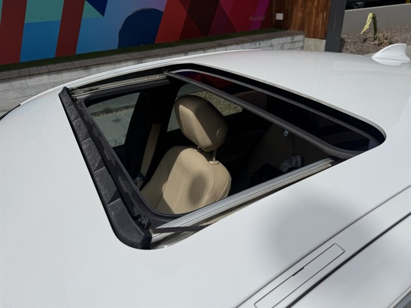 BMW 3 Series Vehicle Full-screen Gallery Image 21