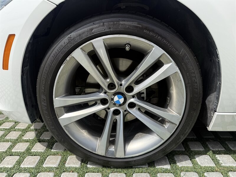 BMW 3 Series Vehicle Full-screen Gallery Image 22