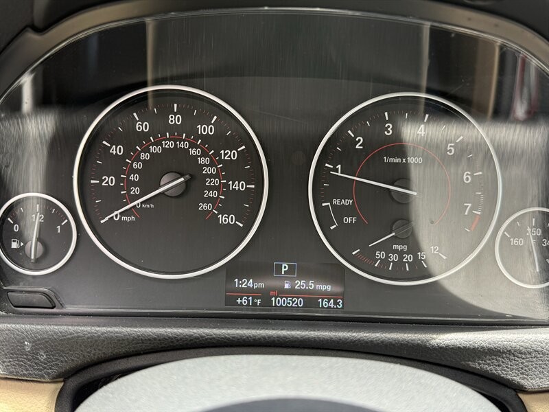 BMW 3 Series Vehicle Full-screen Gallery Image 23