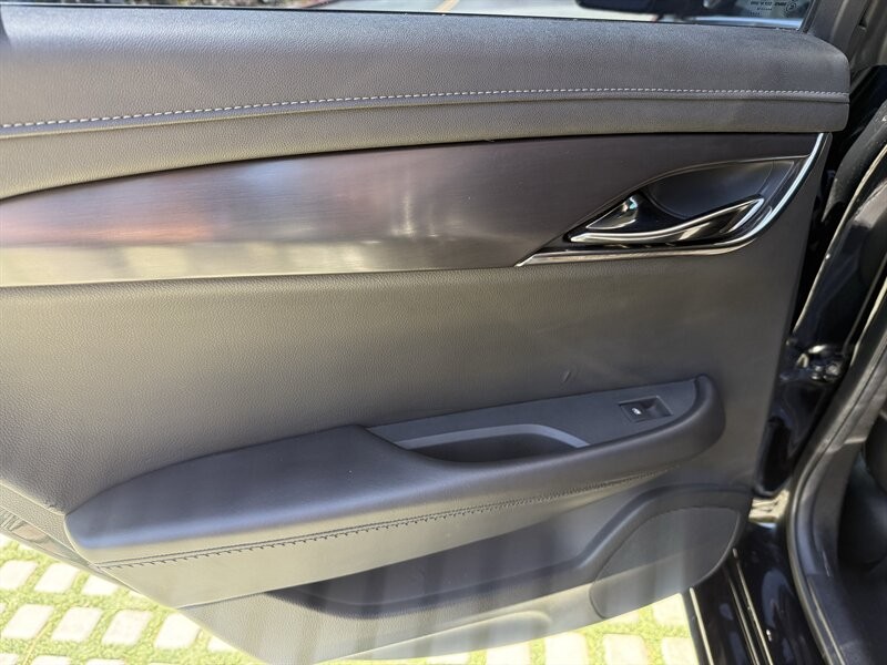 Cadillac ATS Vehicle Full-screen Gallery Image 23