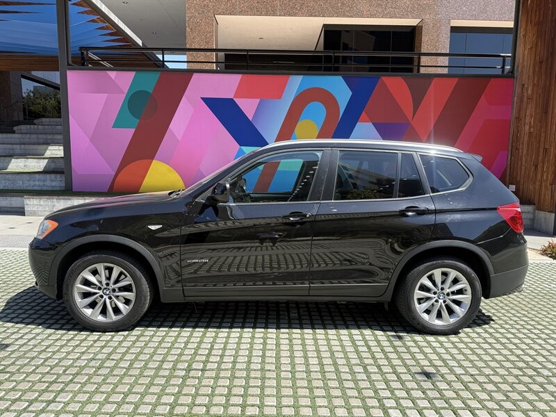 BMW X3 Vehicle Full-screen Gallery Image 2