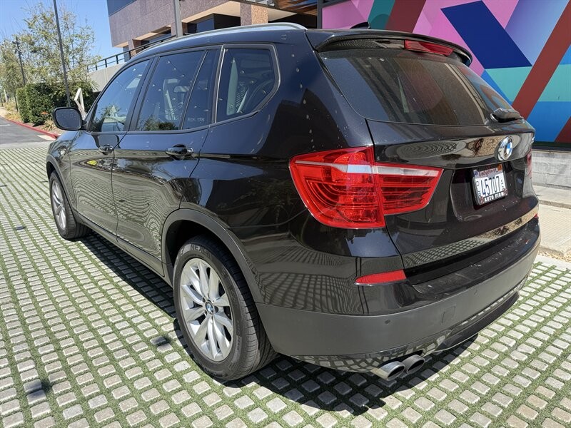 BMW X3 Vehicle Full-screen Gallery Image 3