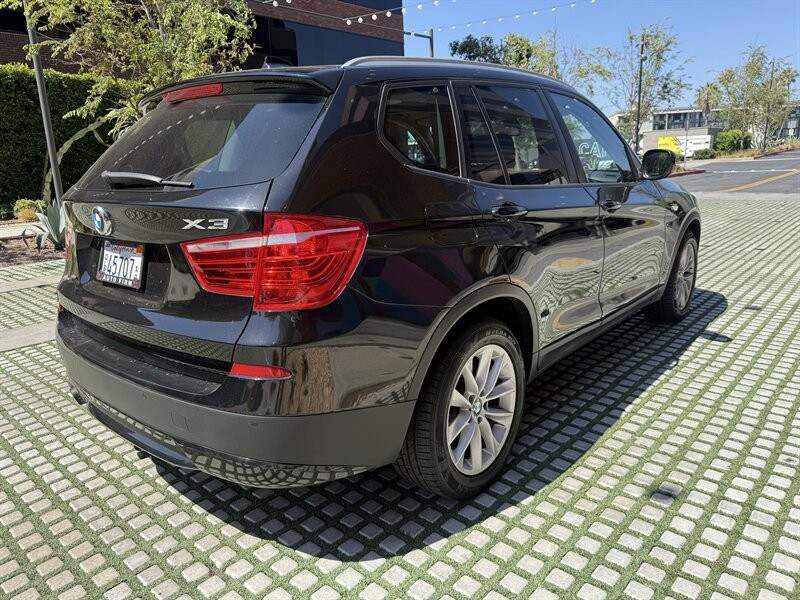 BMW X3 Vehicle Full-screen Gallery Image 5