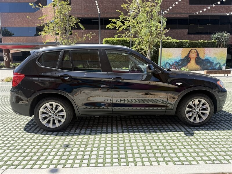 BMW X3 Vehicle Full-screen Gallery Image 6