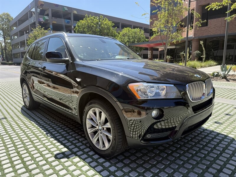 BMW X3 Vehicle Full-screen Gallery Image 7