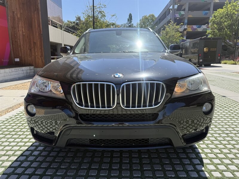 BMW X3 Vehicle Full-screen Gallery Image 8