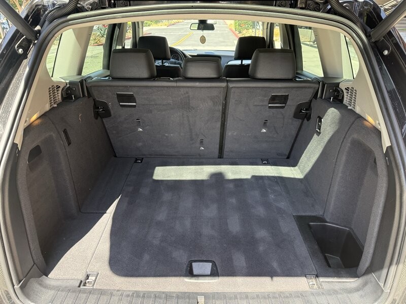 BMW X3 Vehicle Full-screen Gallery Image 10
