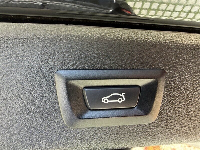 BMW X3 Vehicle Full-screen Gallery Image 11