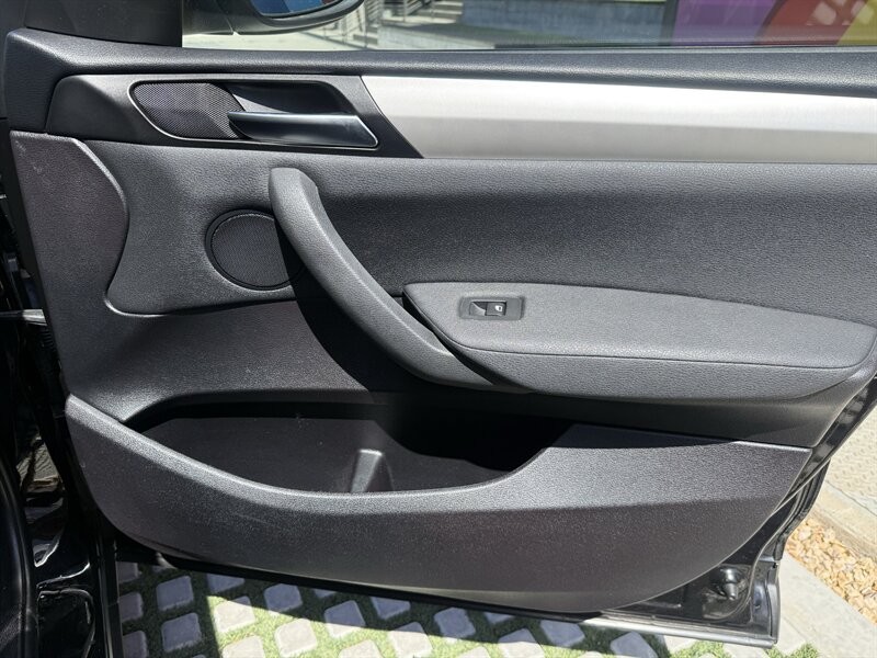 BMW X3 Vehicle Full-screen Gallery Image 12