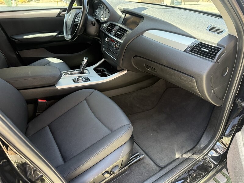 BMW X3 Vehicle Full-screen Gallery Image 13