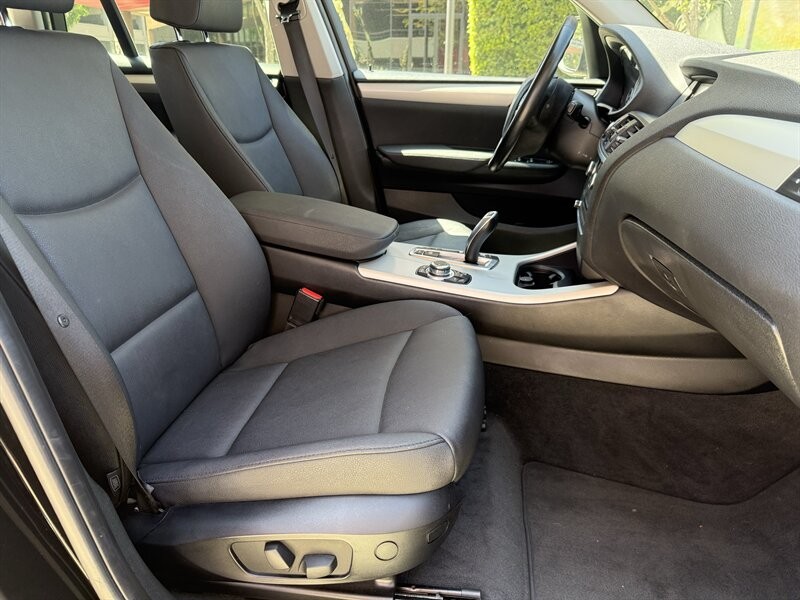 BMW X3 Vehicle Full-screen Gallery Image 14