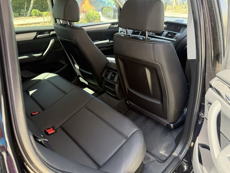 BMW X3 Vehicle Full-screen Gallery Image 15
