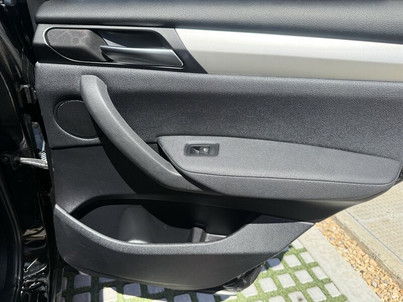 BMW X3 Vehicle Full-screen Gallery Image 16