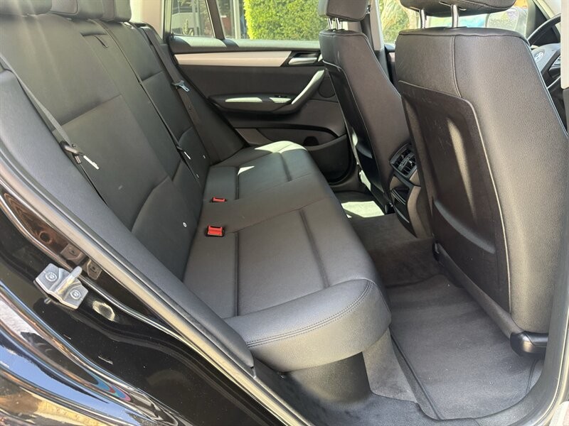 BMW X3 Vehicle Full-screen Gallery Image 17