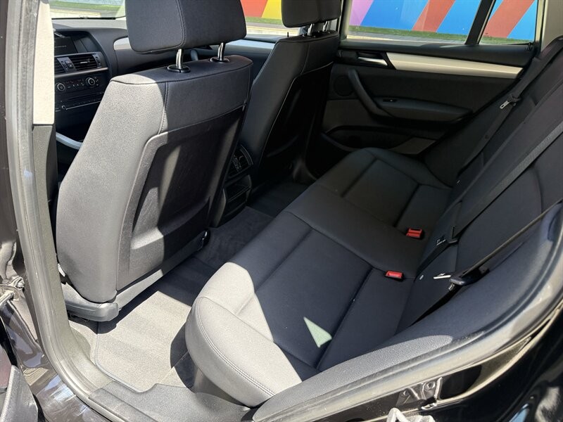 BMW X3 Vehicle Full-screen Gallery Image 18