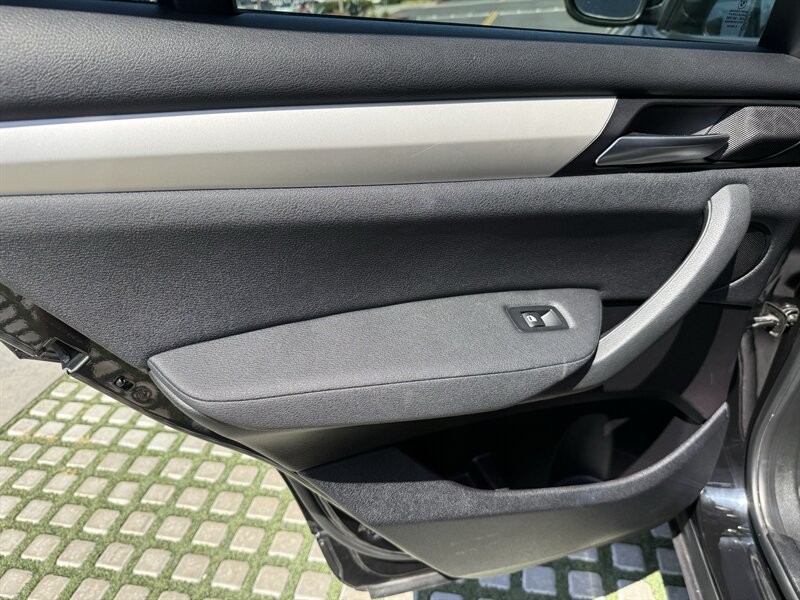 BMW X3 Vehicle Full-screen Gallery Image 19