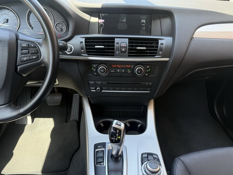 BMW X3 Vehicle Full-screen Gallery Image 21