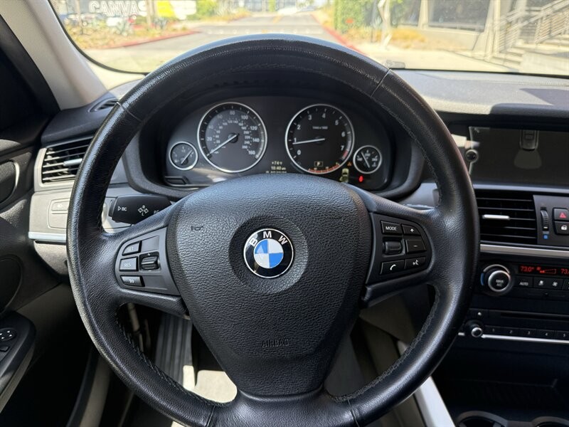 BMW X3 Vehicle Full-screen Gallery Image 22