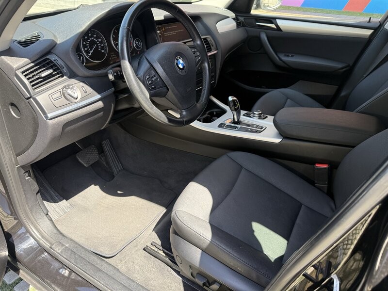 BMW X3 Vehicle Full-screen Gallery Image 23