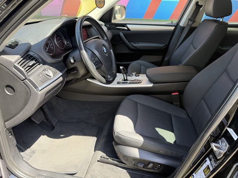 BMW X3 Vehicle Full-screen Gallery Image 24