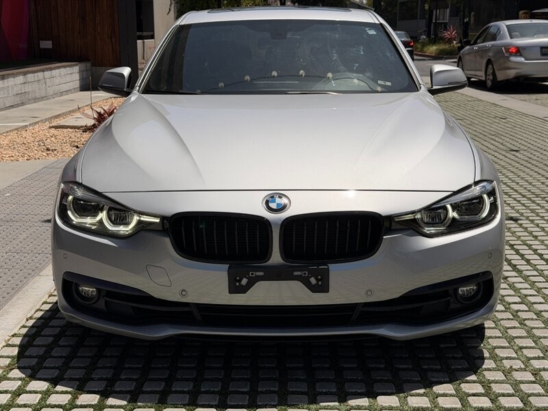 BMW 3 Series Vehicle Full-screen Gallery Image 2