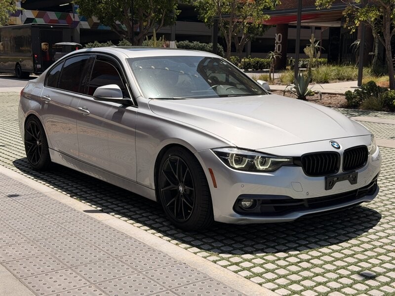 BMW 3 Series Vehicle Full-screen Gallery Image 3