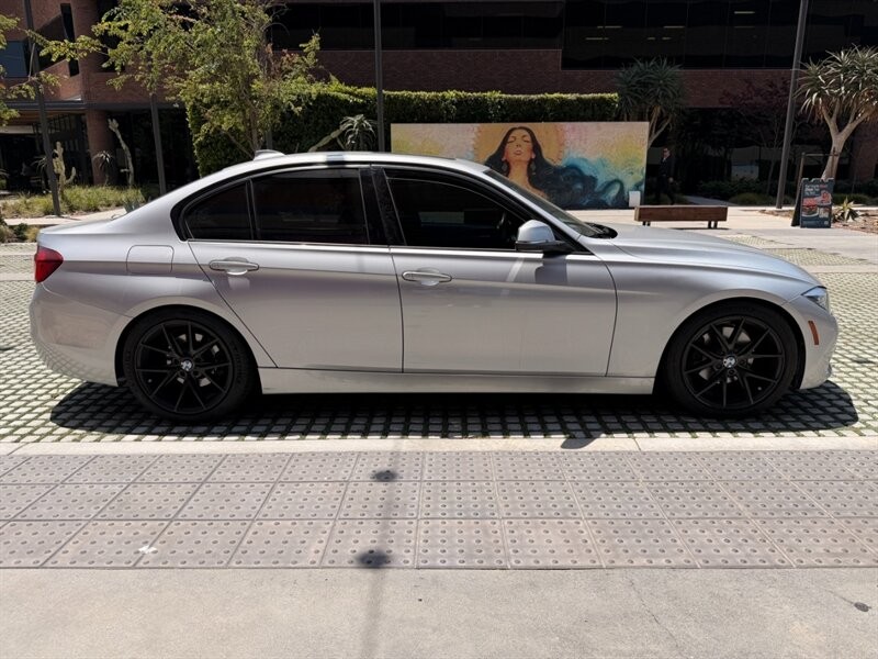 BMW 3 Series Vehicle Full-screen Gallery Image 4