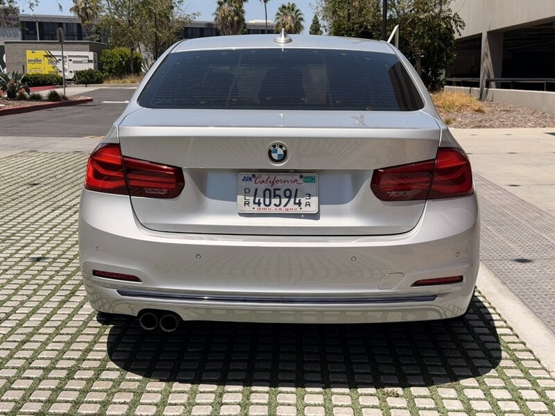 BMW 3 Series Vehicle Full-screen Gallery Image 6