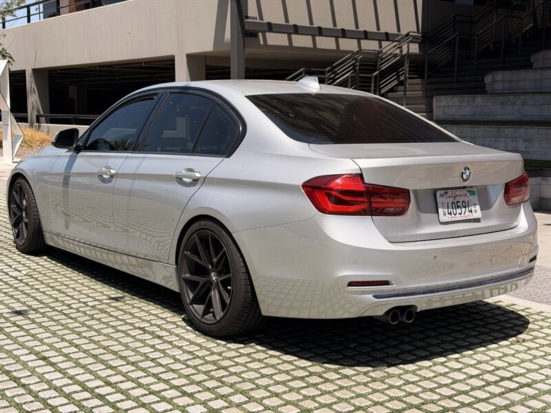 BMW 3 Series Vehicle Full-screen Gallery Image 7