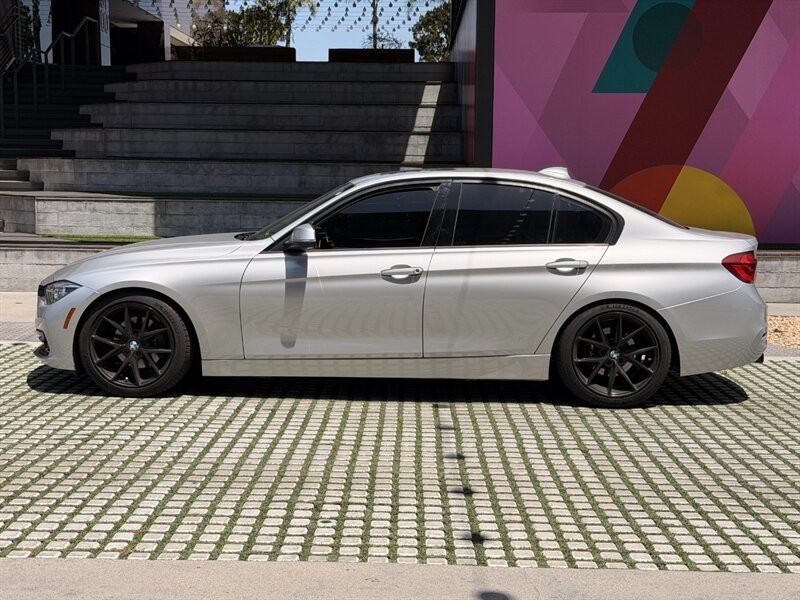 BMW 3 Series Vehicle Full-screen Gallery Image 8