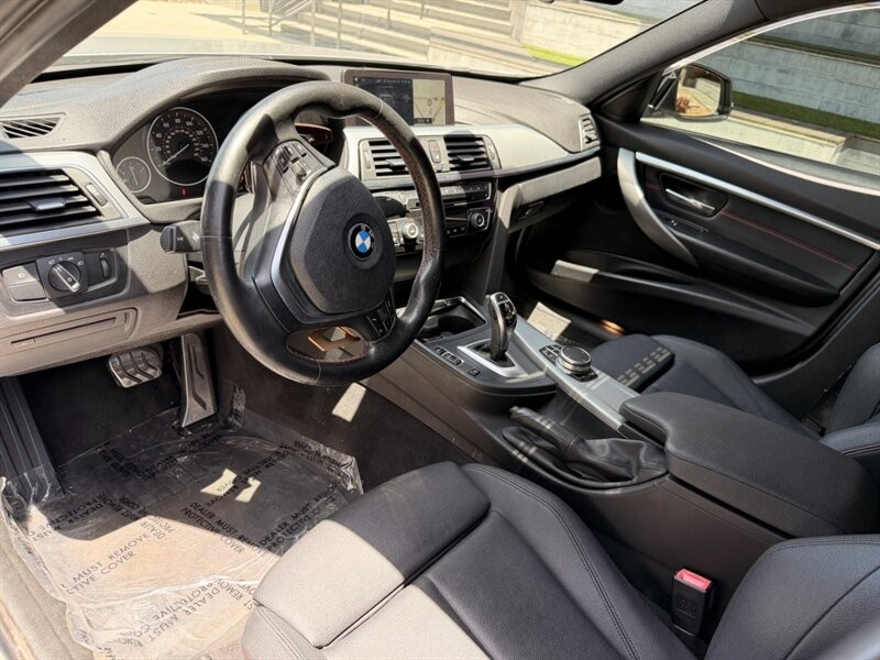BMW 3 Series Vehicle Full-screen Gallery Image 9